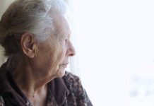 Pomanjkanje negovalnega kadra povečuje težave v domovih za starejše