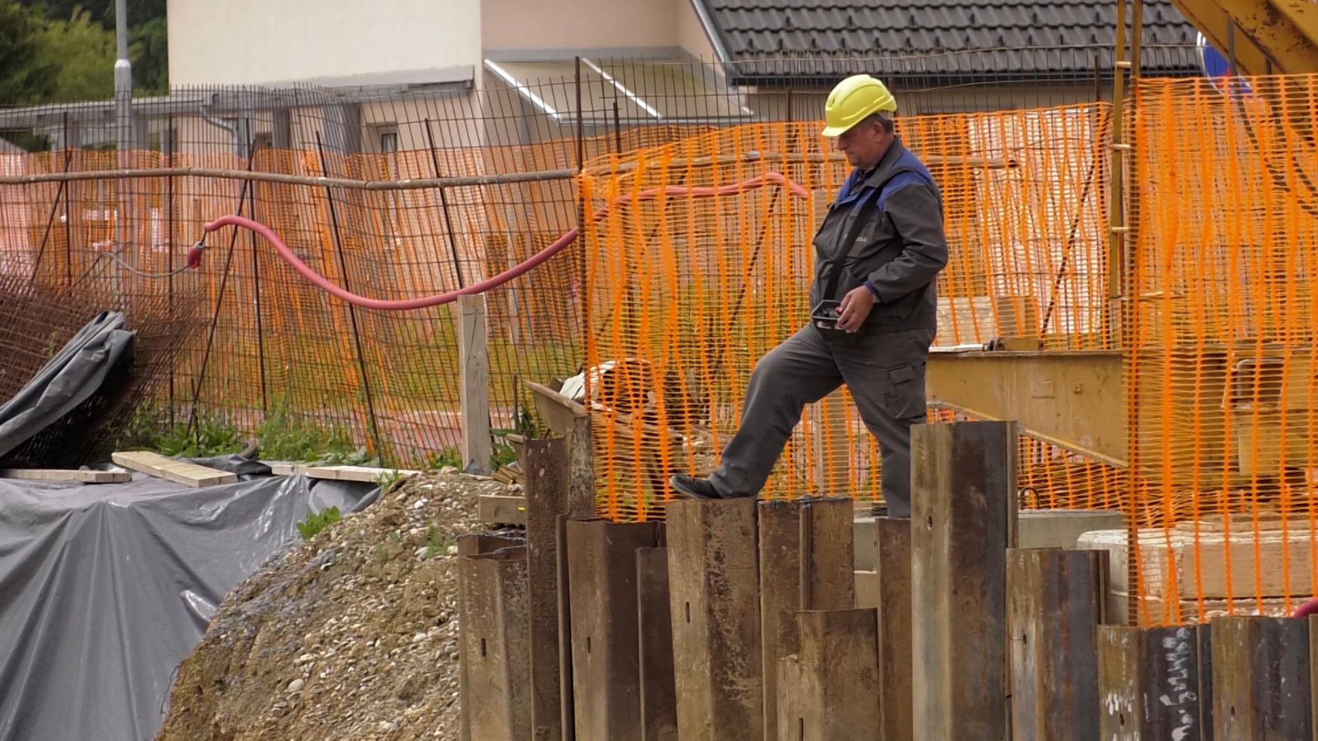 Polovica služb namenjena tujcem