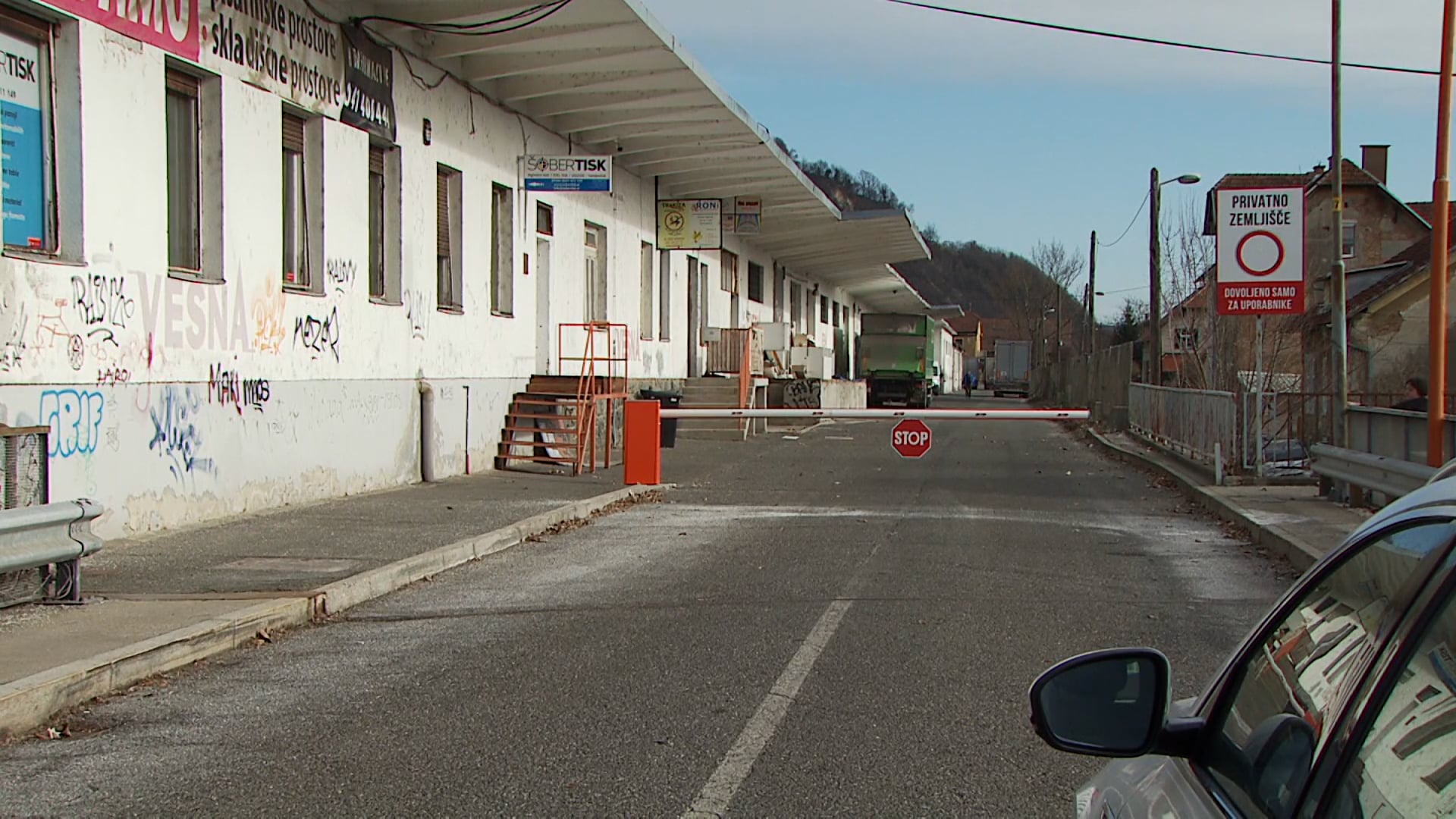 Zaprta cesta v Melju povzroča težave