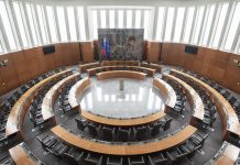 Poslanci potrdili krčenje vlade: manj ministrstev, nova razmerja moči