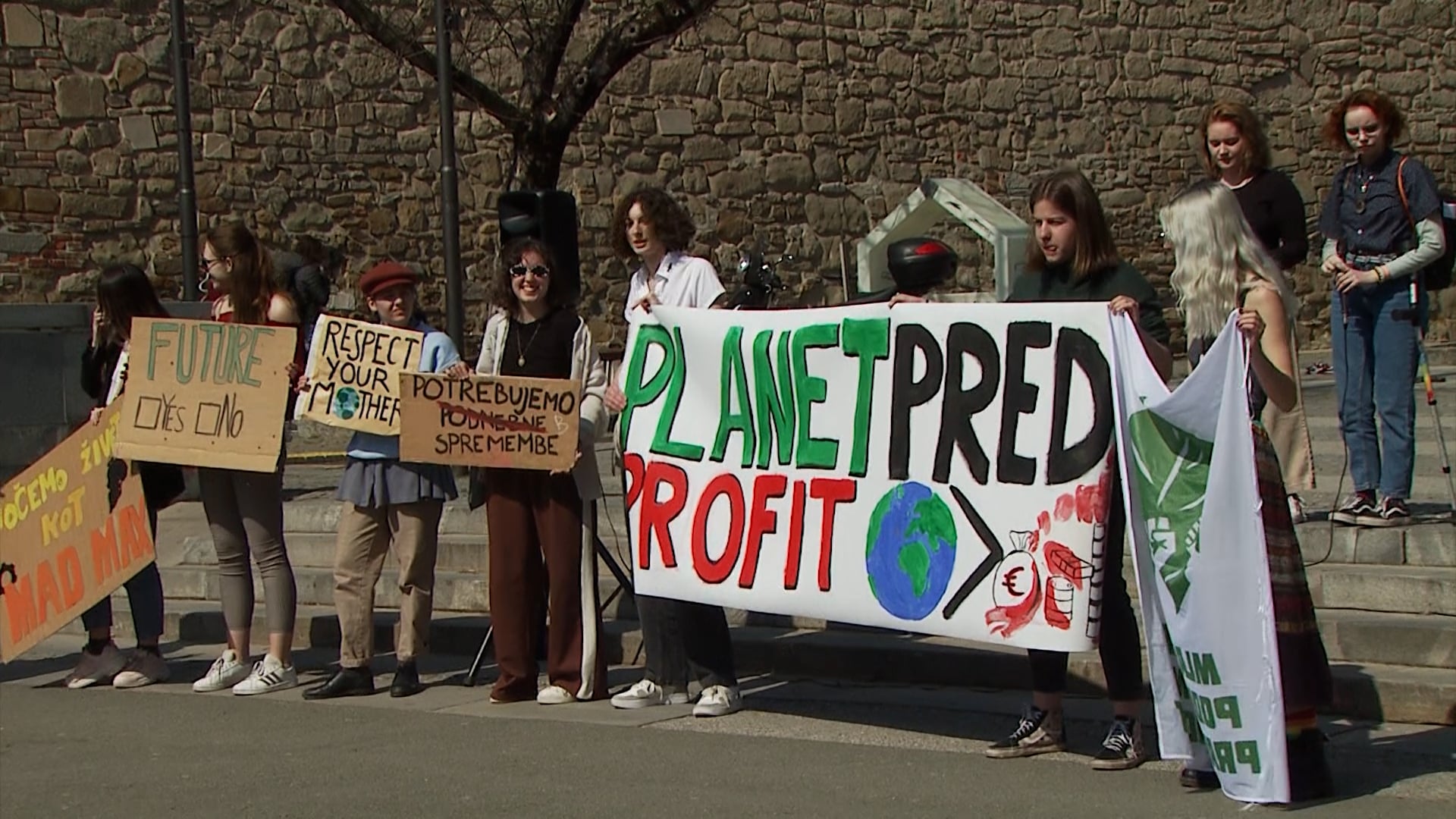Mladi sporočajo: “Planet pred profit!”