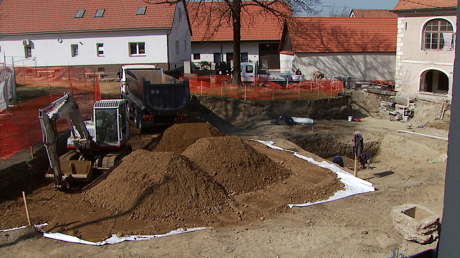 Nadaljevanje del na Trgu vstaje znova ustavila arheologija