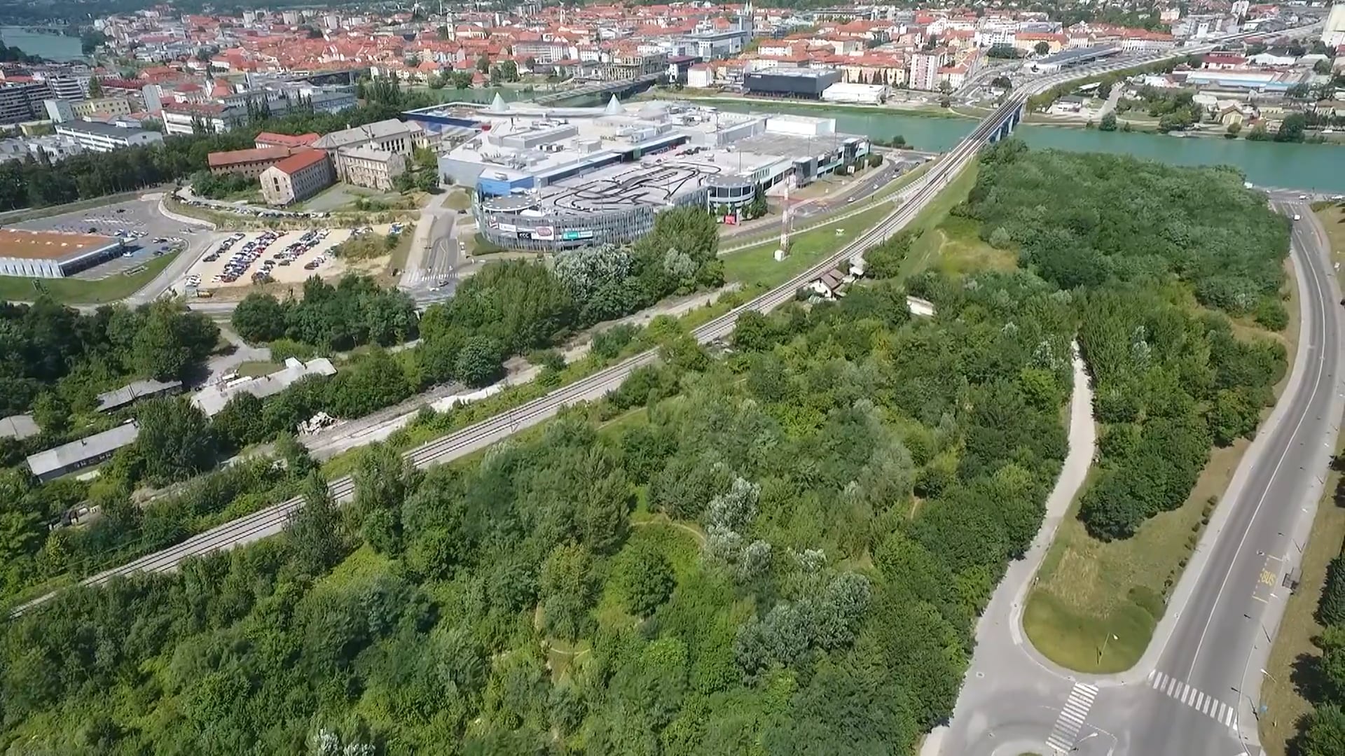 Železniški trikotnik z P+R parkirišči, novo postajo in polikliniko
