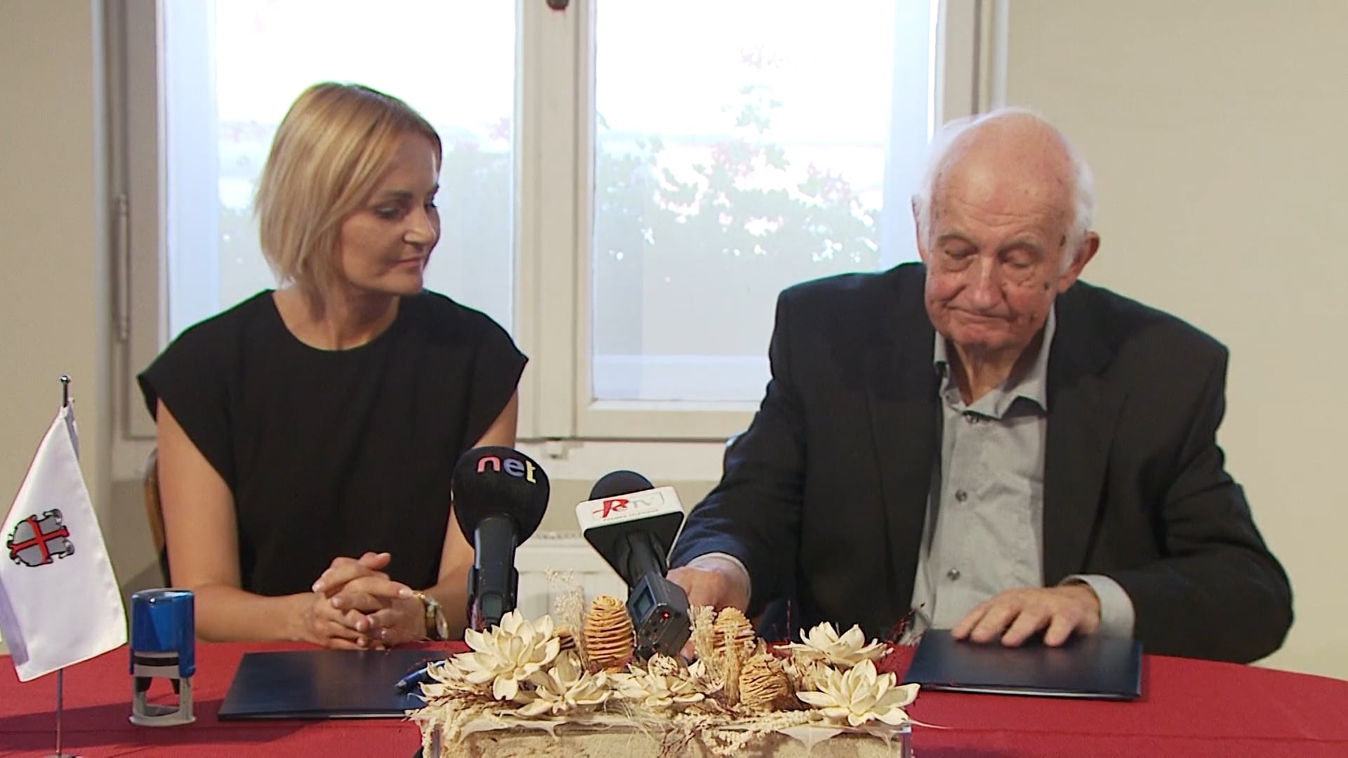 Slavnostni podpis z enim enim najbolj markantnih fotografov, Stojanom Kerblerjem