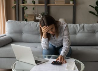 Skoraj polovica Slovencev primorana zmanjšati življenjske stroške