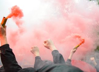 V Nemčiji številni napadi s pirotehniko nad reševalce, policiste in gasilce