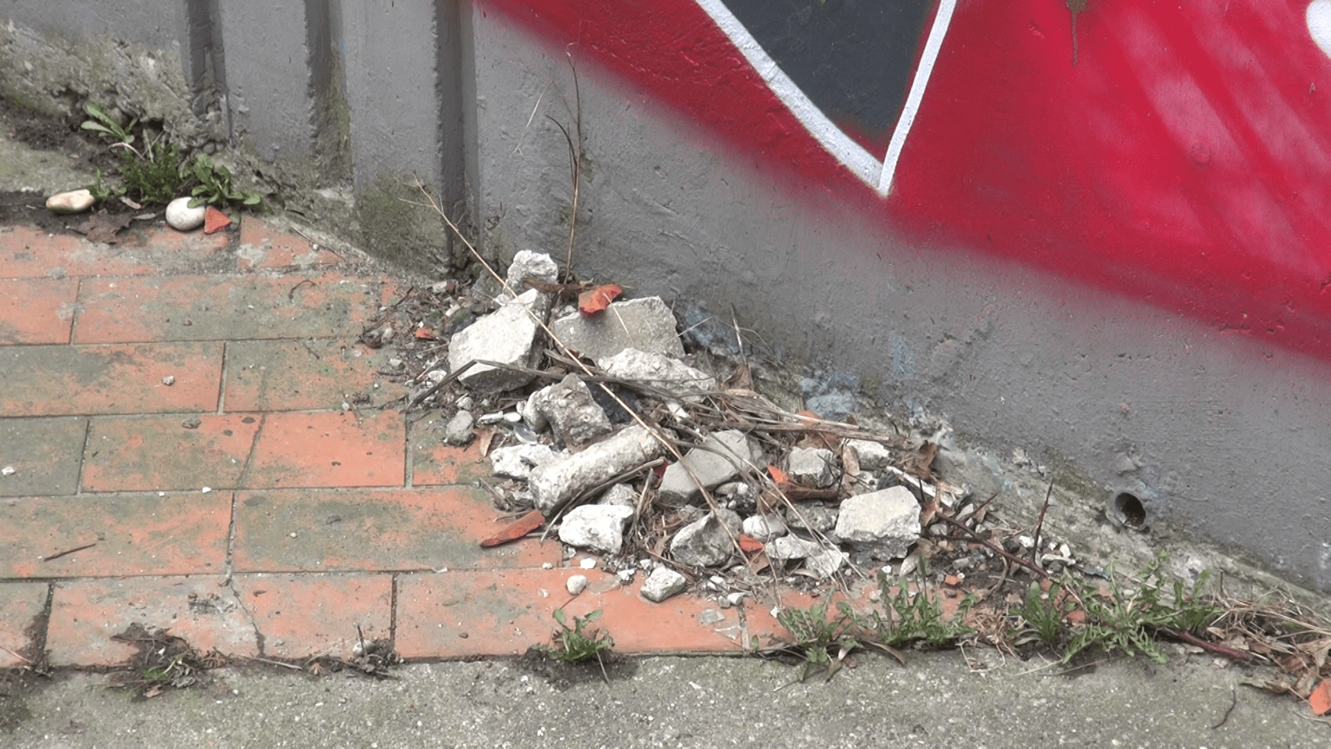 Onesnaževanje ob cestah ostaja resen problem