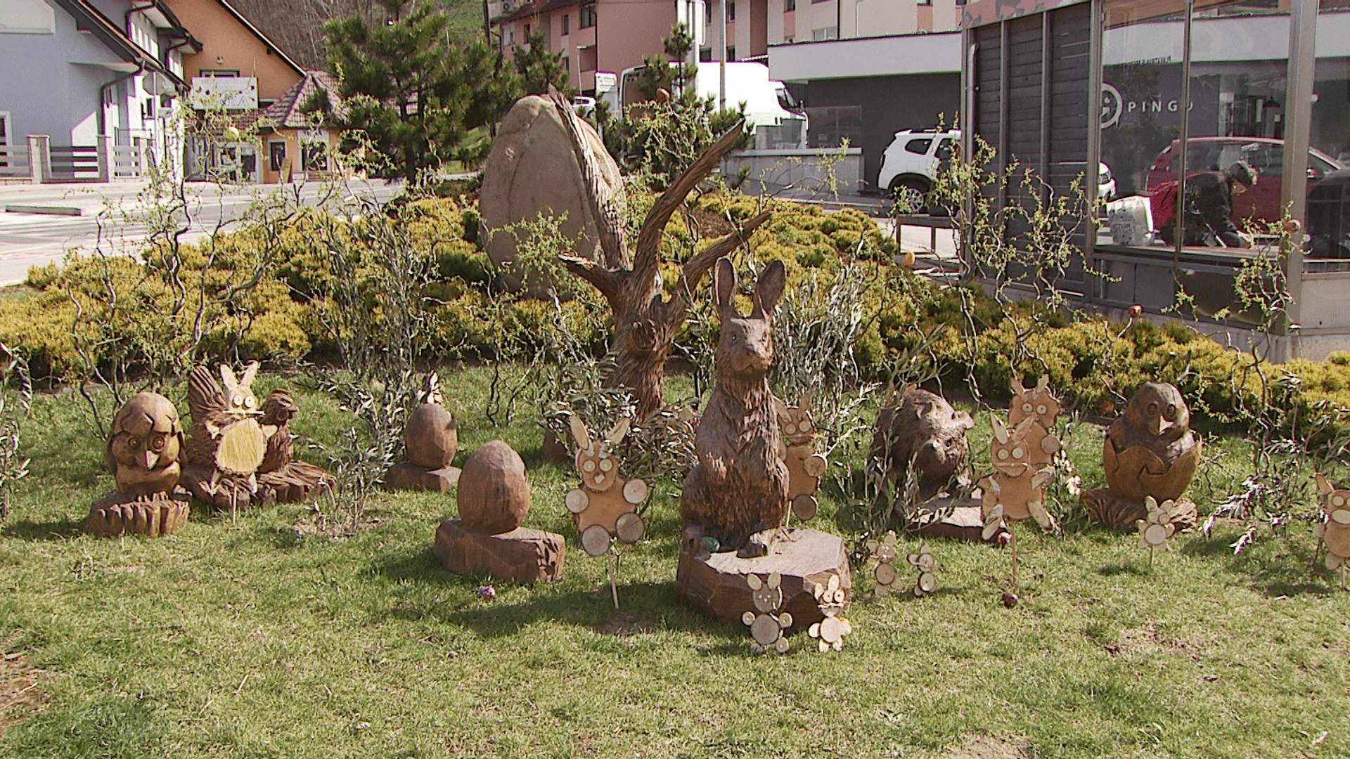 Velikonočno okrasitev so umestili v krožišče