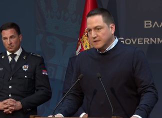 S hladnim izrazom na obrazu vstopil v učilnico in najprej streljal na učiteljico