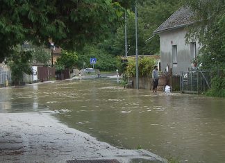 Obnova po uničujočih poplavah še vedno počasna, občine se soočajo z vračanjem sredstev