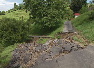 Zaradi plazov uničene številne ceste