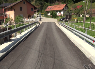 Z novim mostom povezali bregova Lobnice