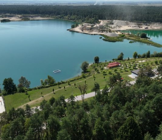 V gramoznici Green Lake urejen nov pontonski most za lažji dostop do plavajočega bazena