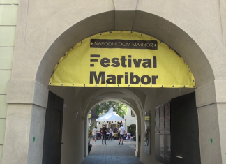 Festival v ospredje postavlja kombinacijo besede in igre