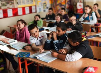 Povečane šolske obveznosti in duševne stiske mladostnikov: Ali je reforma šolskega sistema nujna?