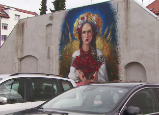 Mural mladega ukrajinskega umetnika na zidu sedeža občine
