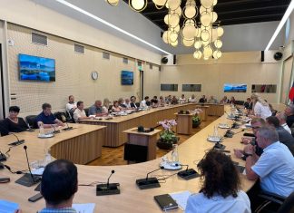 Po dveh mesecih premora vnovična pogajanja med vlado in sindikati