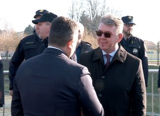 Med mejno srečanje policistov