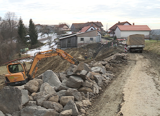 Uspešno leto so presekali plazovi