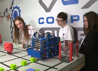 Mladi robotiki zbirajo denar za svetovno prvenstvo