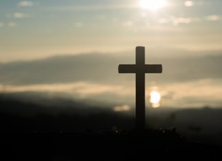 Kristjani obeležujejo Jezusovo vstajenje