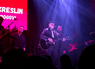 Vlado Kreslin z Malimi bogovi napolnil občinski trg