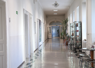 Upravne enote na prelomnici: elektronsko poslovanje, višje plače in optimizacija postopkov