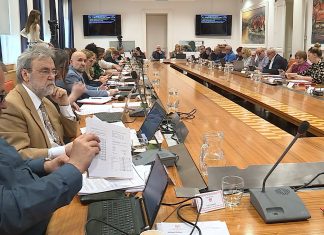 Štiri svetniške skupine so predsednika nadzornega odbora pozvale k odstopu