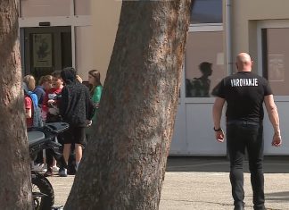 Napad z nožem, grožnje in varnostnik v osnovni šoli