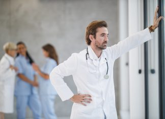 Kaos pri vpisu pacientov v Slovenski Bistrici razkril sistemske težave v zdravstvu