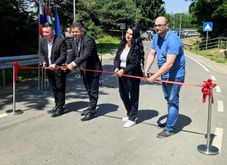 Otvoritev prenovljene ceste v romskem naselju Dolga vas