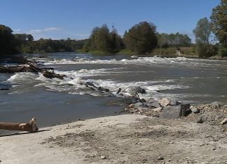 Gradnja unikatnega pohodniško-kolesarskega mostu čez Muro hitro napreduje!