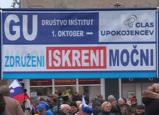 Protestni shod upokojencev na Trgu svobode v Mariboru: Zahteva po višjih pokojninah in dostopnejšem zdravstvu