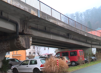 Prebivalci Košakov opozarjajo na nevarnosti zaradi dotrajanega nadvoza in stopnišča
