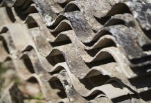 Nevarni odpadki med bloki: Azbestna kritina sproža skrb med prebivalci