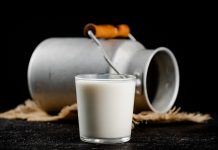 Odkupna cena mleka že osmi mesec v padanju, kmetje opozarjajo na vse slabši položaj
