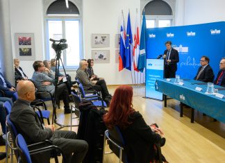 Slavnostni podpis pogodbe, s katero je Univerza v Mariboru podelila status pridružene članice Univerzitetnemu kliničnemu centru Maribor.