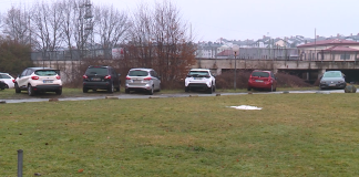 Težave s parkiranjem na Klinetovi ulici v Mariboru ostajajo