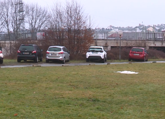 Težave s parkiranjem na Klinetovi ulici v Mariboru ostajajo