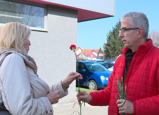 Mednarodni dan žensk: Uroš Prikl dokazuje, da kavalirji še niso izumrli