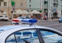 V Mariboru voznik z avtomobilom zapeljal čez stopalo otroka in odpeljal