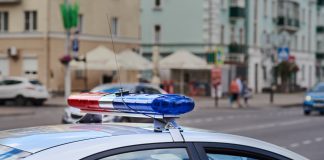 V Mariboru voznik z avtomobilom zapeljal čez stopalo otroka in odpeljal