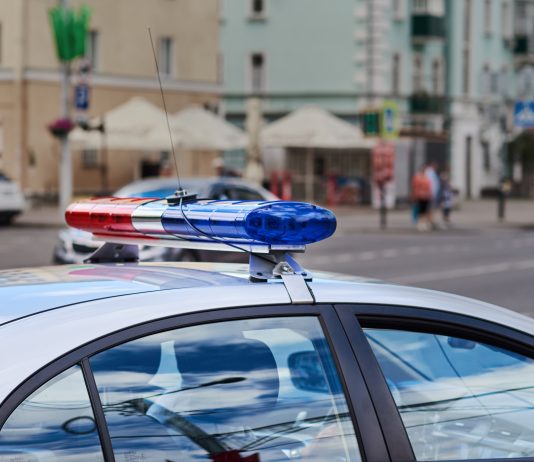 V Mariboru voznik z avtomobilom zapeljal čez stopalo otroka in odpeljal