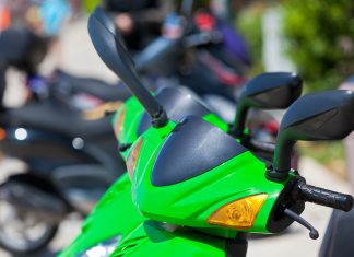 Moped po Mariboru drvel kar 95 km/h: Policisti zasegli štiri predelana vozila