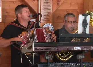 Tradicionalni sprejem za starejše pri Hiši vseh generacij Tradicionalni sprejem za starejše pri Hiši vseh generacij